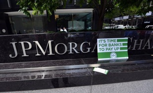La banque américaine JPMorgan Chase pourrait avoir perdu jusqu'à 9 milliards de dollars avec ses paris sur les dérivés de crédit qui ont mal tourné, soit trois fois plus que ce qu'elle avait jusqu'ici laissé entendre, selon des informations du New York Times (NYT).