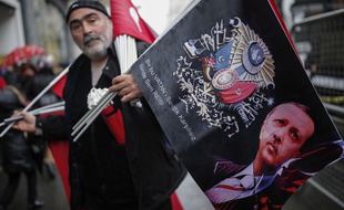 Un vendeur de drapeaux à l'effigie de Recep Tayyip Erdogan, le 12 mars 2017. AP Photo/Emrah Gurel