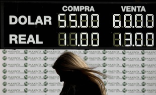En Argentine, le peso a perdu près de 19% face au dollar après la défaite aux primaires du président sortant Mauricio Macri, le 12 août 2019.