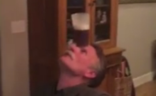 Un Américain de l'Oregon réussit à boire une bière sans se servir de ses mains. Une prouesse filmée lors de Thanksgiving en novembre 2015.