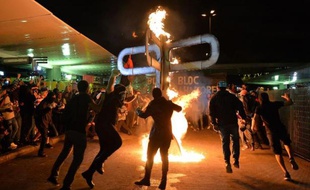 Une manifestation à Sao Paulo en faveur de la gratuité des transports publics pour les étudiants a dégénéré tard vendredi en saccages et en affrontements avec la police qui a procédé à une soixantaine d'arrestations, a annoncé la presse locale.