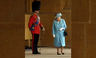 La reine s'amuse d'un essaim d'abeilles qui vient perturber une cérémonie au château de Windsor, le 15 avril 2003.