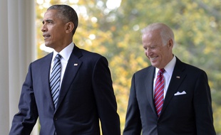 Le Président Barack Obama accompagné de son vice President Joe Biden rejoignent le bureau ovale le 9 novembre, ces deux hommes ont noué une forte amitié.