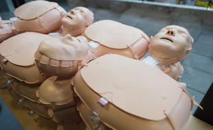 Des mannequins utilisés lors des formations aux gestes de premiers secours.