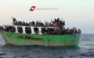 Image remise le 6 mai 2015 par les garde-côtes italiens et montrant un bateau d'immigrants à qui ils vont porter secours