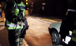 Un homme soupçonné d'avoir mortellement percuté un gendarme de 52 ans, mercredi dans l'arrière-pays niçois, a été interpellé jeudi après-midi et placé en garde à vue, mais la justice se montre pour l'instant prudente.