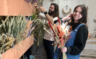 Brice (le gérant) et Manon dans les locaux du bar à fleurs séchées de l'Atelier de Brice, à Nantes