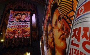 Des affiches du film "L'interview qui tue !" accrochés devant un cinéma à Los Angeles le 11 décembre 2014