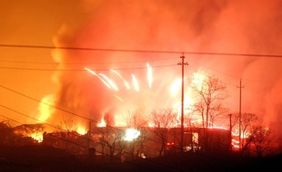 Explosion d'une usine de feu d'artifices, en Chine, en 2004.
