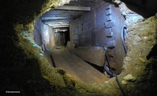 Le tunnel creusé par les voleurs qui ont réussi à pénétrer dans la salle des coffres de l'agence Crédit agricole de Bessières