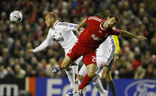 Liverpool's Javier Mascherano (R) challenges Real Madrid's Wesley Sneijder during their Champions League soccer match in Liverpool , northern England, March 10, 2009. REUTERS/Phil Noble (BRITAIN SPORT SOCCER)