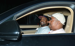 Le chanteur Kanye West, visiblement ravi