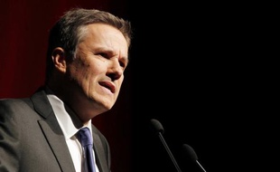 Le président de Debout la République (DLR), Nicolas Dupont-Aignan, a critiqué lundi le plan de sauvetage pour l'Irlande décidé la veille par l'UE et le FMI, y voyant "une rustine de plus sur une chambre à air totalement à bout de souffle.