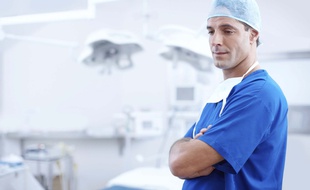 La formation continue des médecins évolue: en 2020, certaines formations seront proposées à plusieurs professionnels de santé pour améliorer la collaboration entre généraliste, dentiste, infirmière, aide-soignant...