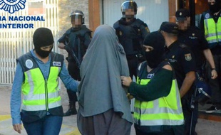 Image fournie par le ministère espagnol de l'Intérieur, le 4 octobre 2015, montrant l'arrestation d'une personne suspectée de recruter pour le compte du groupe Etat islamique en Irak et en Syrie