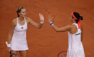 Caroline Garcia et
Kristina Mladenovic célèbrent un point ce dimanche dans leur double décisif face à la Roumanie pour une place en finale de la Fed Cup.