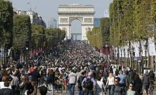 Des promeneurs et des cyclistes sur les Champs-Elysées pour la première "journée sans voiture" à Paris le 27 septembre 2015