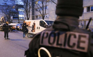 Des agents de police préparent l'enlèvement d'une camionnette à Clichy-la-Garenne (Hauts-de-Seine) dans laquelle ont été retrouvés le cadavre d'une femme et des ossements dans deux valises, le 4 décembre 2012.