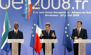 L'Union européenne a apporté, vendredi à Bordeaux, son soutien à l'Afrique du Sud dans sa médiation "courageuse" au Zimbabwe, "seule voie possible dans l'immédiat" pour sortir le pays de la crise dans laquelle il est plongé depuis la réélection controversée de Robert Mugabe.