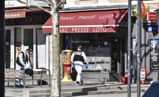 La police inspecte les lieux, illustration