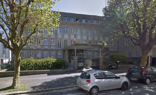 La femme s'est garée devant les grilles du commissariat central de Brest, rue Colbert.