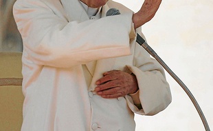 Benoît XVI devient " pape émérite ".