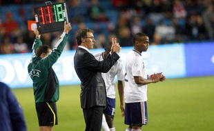 Laurent Blanc procède à un changement en faisant entrer en jeu Jimmy Briand, le 11 août 2010 à Oslo