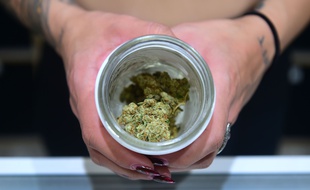 Transporter du cannabis sera autorisé sur les vols intérieurs, au Canada. (Illustration)