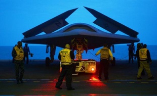 Le X-47B, un prototype de drone furtif d'une portée de près de 4.000 kilomètres, a décollé mardi avec succès d'un porte-avions, une première mondiale susceptible de révolutionner l'aviation embarquée, a annoncé la Marine américaine.