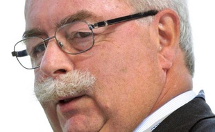 Total "sera amené" à faire de nouvelles restructurations en France, a averti vendredi son PDG Christophe de Margerie, sans toutefois évoquer de projet ou de calendrier précis.