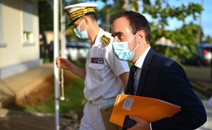 Le ministre des Outre-mer, Sébastien Lecornu, à Baie-Mahault en Guadeloupe le 28 novembre 2021.
