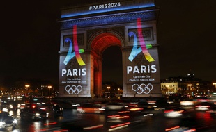 L'Arc de Triomphe illuminé aux couleurs de Paris 2024 le 9 février 2016.