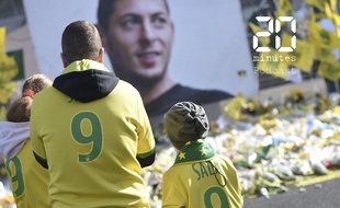 Des supporters rendent hommage au footballeur Emiliano Sala au stade La Beaujoire à Nantes, le 10 février 2019