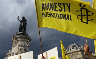 Un drapeau d'Amnesty international lors d'une manifestation place de la République à Paris. (archives)