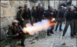 Trente-cinq personnes ont été blessées, vingt Palestiniens et 15 policiers israéliens, la plupart légèrement, selon des sources palestinienne et israélienne.