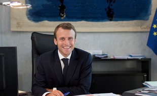 Emmanuel Macron, ministre de l'économie, dans son bureau à Bercy