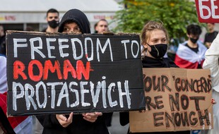 Des manifestants en Pologne demandent la libération de l'opposant biélorusse arrêté après le déroutement d'un avion de ligne.