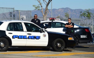 Des officiers de police près de leurs voitures à Los Angeles le 15 décembre 2015