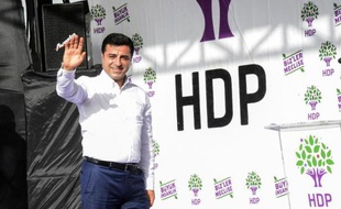 Selahattin Demirtas, le chef du Parti démocratique du peuple salue la foule lors d'un meeting de campagne, le 3 juin 2015 à Mardin
