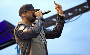 Booba chante sur le plateau du «Grand Journal», à Cannes, le 19 mai 2014.