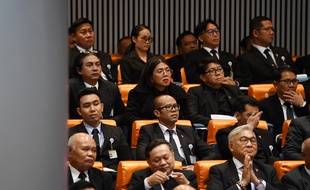 Tanwarin Sukkhapisit le 5 juin 2019 au Parlement thaïlandais (deuxième rang en partant du haut, deuxième en partant de la gauche).