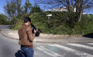 Un cameraman filme l'endroit le 19 avril 2015 à Villejuif, où a été retrouvé le corps d'une femme qui présentait des impacts de balles