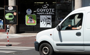 Un conducteur passe, le 17 mai 2011 à Toulouse, devant un magasin commercialisant du matériels électroniques pour automobiles, dont l'avertisseur de radars Coyote. Les trois principaux fabricants français d'avertisseurs de radars ont condamné le 12 mai dernier la décision