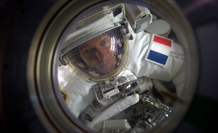 Thomas Pesquet dans le sas de la station spatial internationale (ISS) juste avant sa sortie extra-véhiculaire.