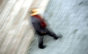 Illustration d'un homme marchant dans la rue.