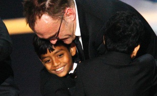 Le réalisateur britannique Danny Boyle enlace les acteurs Azharuddin Ismael (G) et Ayush Mahesh (D) après avoir remporté l'Oscar du meilleur film pour «Slumdog Millionaire», Hollywood, le 22 février 2009.
>> Retrouvez la cérémonie en images ici >>
