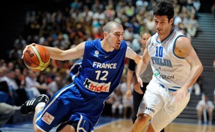L'arrière international français de Valence, Nando De Colo, s'est engagé pour deux ans avec le club NBA des San Antonio Spurs, où il évoluera aux côtés de deux autres français, Tony Parker et Boris Diaw, a-t-on appris mardi sur le site du club espagnol.