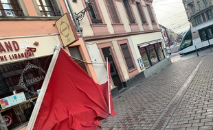 Le auvent d'un commerce du centre ville arraché par le vent dans la nuit du 10 février à Strasbourg.
