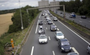 L'automobiliste arrêté dimanche après avoir roulé 115 km à contresens sur l'autouroute A 64 et percuté deux voitures de gendarmes sans faire de victime, a été condamné mardi à 2 mois de prison et à une obligation de soins en raison de troubles psychiatriques.