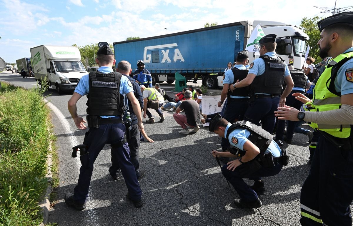 En images : Barrages, manifestations, violences... La France du « Bloquons tout »